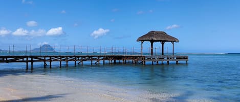 靠近海滩、沙滩椅