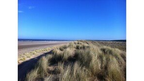 Beach nearby, sun loungers - Award-winning, stylish and simple, in a countryside setting near the coast (Sharrington)