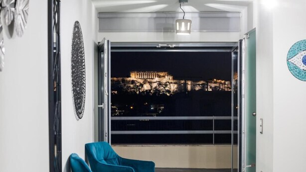 Un balcón con vistas a un edificio histórico de noche.