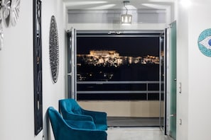 En balkon med udsigt til en historisk bygning om natten.