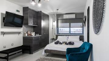 Iron/ironing board, free WiFi, bed sheets