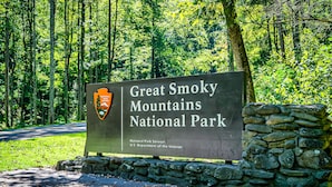 A sign for Great Smoky Mountains National Park. - Prime Location! Relaxing 2/2 Luxury Cabin! Views, Fire Pit, Hot Tub & Game Room. (Gatlinburg)