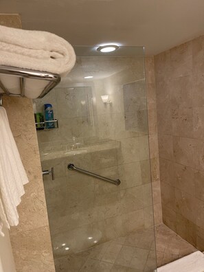 Shower, hair dryer, towels, soap - Big hotel suite on the intercostal and minutes away from FLL Beach (Fort Lauderdale)