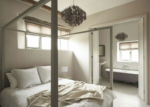 1 bedroom, iron/ironing board, free WiFi, bed sheets - Award-winning, stylish and simple, in a countryside setting near the coast (Sharrington)