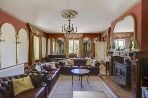 Smart TV, DVD player, foosball, table tennis - Beautiful Château with Large Private Pool near Cahors (Cambayrac)