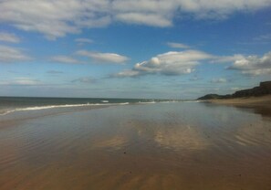 Beach nearby, sun loungers - Award-winning, stylish and simple, in a countryside setting near the coast (Sharrington)