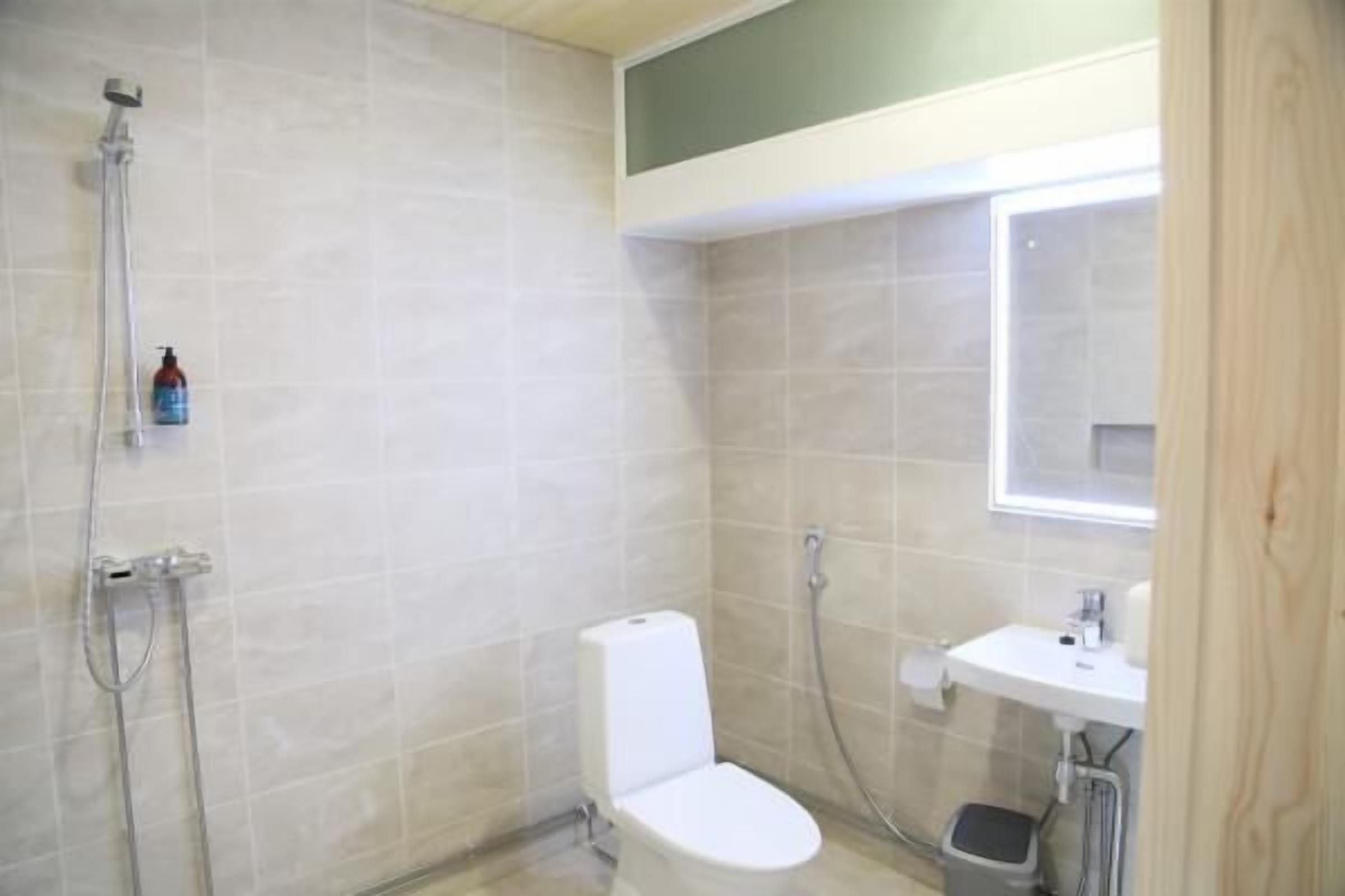 Ein Badezimmer mit Toilette, Waschbecken und Dusche.