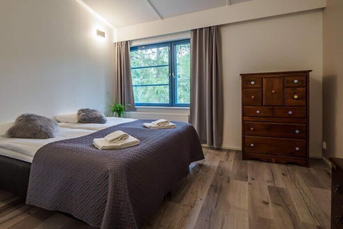 Executive Apartment | Premium bedding, memory foam beds, laptop workspace, travel crib