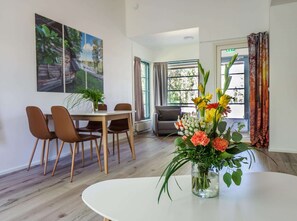 Deluxe-huoneisto | Ylelliset vuodevaatteet, memory foam -patjalliset sängyt