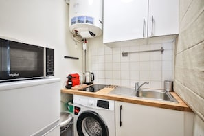 冷蔵庫、電子レンジ、コーヒー / ティーメーカー、調理器具と食器