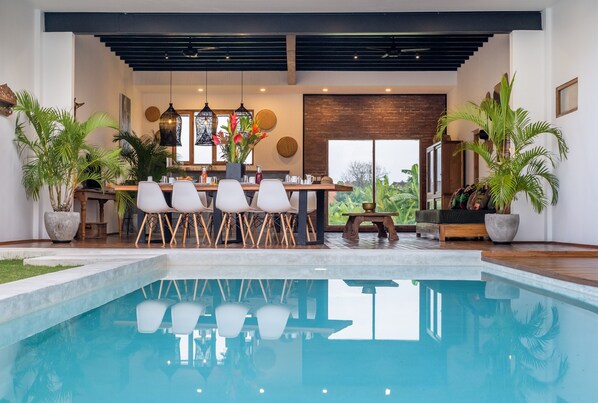 حمّام سباحة خارجي