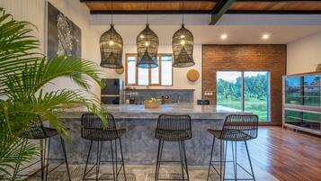 Fridge, oven, stovetop, coffee/tea maker