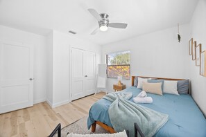 3 bedrooms, desk, iron/ironing board, travel crib - 4 Miles to Beach! POOL! GAMEROOM! FIRE PIT! SLEEPS 8! (Melbourne)