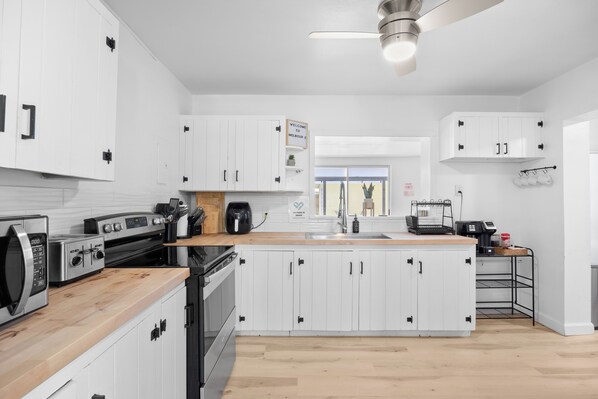 Fridge, microwave, oven, stovetop - 4 Miles to Beach! POOL! GAMEROOM! FIRE PIT! SLEEPS 8! (Melbourne)