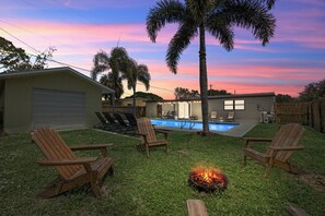 Pool - 4 Miles to Beach! POOL! GAMEROOM! FIRE PIT! SLEEPS 8! (Melbourne)