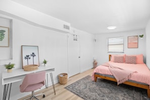 3 Schlafzimmer, Schreibtisch, Bügeleisen/Bügelbrett, Reisekinderbett