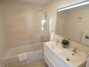 Dusche, Haartrockner, Handtücher