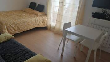 Iron/ironing board, WiFi, bed sheets