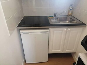 Fridge, stovetop, electric kettle, dining tables - Studio zen Avec Parking (Orléans)