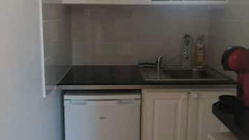 Fridge, stovetop, electric kettle, dining tables