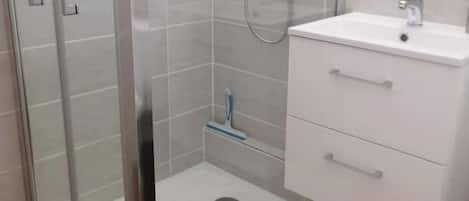 Dusche, Haartrockner, Handtücher, Seife