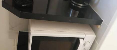 Frigorifero, piano cottura, bollitore elettrico, tavolo da pranzo