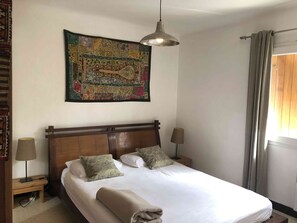 6 bedrooms, iron/ironing board, WiFi, bed sheets
