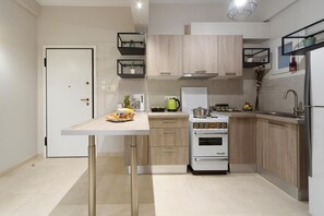 Apartamento | Cozinha privada | Geladeira grande, fogão, cooktop, talheres/pratos/utensílios de cozinha
