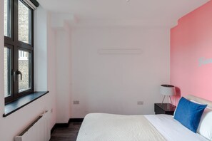 2 bedrooms, iron/ironing board, WiFi, bed sheets - Striking 2-bed Apartment Perfectly Located in Soho (London)