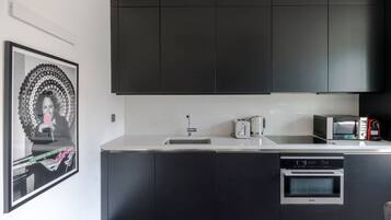 Réfrigérateur, micro-ondes, four, plaque de cuisson