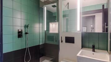 Douche, sĂšche-cheveux, shampoing