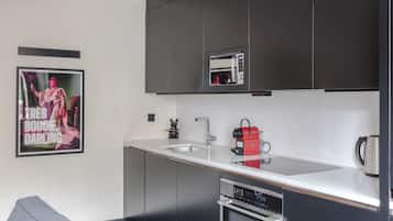 Køleskab, mikrobølgeovn, ovn, kogeplade