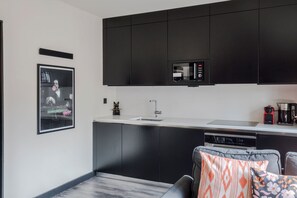 Kühlschrank, Mikrowelle, Ofen, Herdplatte