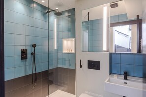 Een douche, gratis toiletartikelen, een haardroger, handdoeken