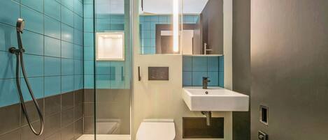 Shower, free toiletries, hair dryer, shampoo