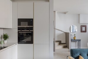 Refrigerador, microondas, horno y parrilla de estufa 