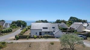 A residential area with houses, a road, and a view of the sea. - 200 m from the beach, lovely flat for 4 people (Saint-Gildas-de-Rhuys)