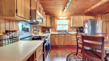 Réfrigérateur, four à micro-ondes, surface de cuisson, cafetière-théière