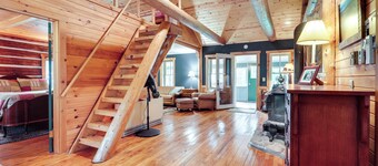 Dog-Friendly Park Falls Cottage w/ 5 Acres & Lake
