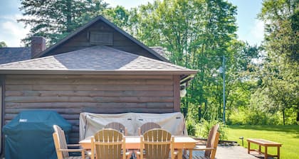 Dog-Friendly Park Falls Cottage w/ 5 Acres & Lake