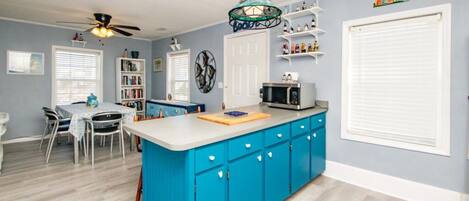 Réfrigérateur, four à micro-ondes, un four, surface de cuisson