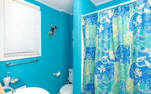 Bathtub - The Treasure Chest - 3 BR/2 BA Upper Part of Duplex in the Heart of Surf City (Surf City)