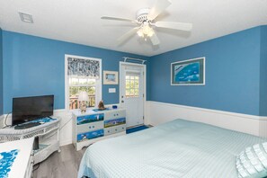 3 bedrooms, iron/ironing board, WiFi (free) - The Treasure Chest - 3 BR/2 BA Upper Part of Duplex in the Heart of Surf City (Surf City)