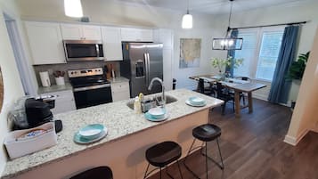 Réfrigérateur, micro-ondes, plaque de cuisson, lave-vaisselle