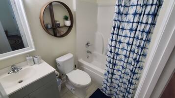 Combined shower/tub, towels, toilet paper