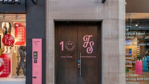 A storefront with a prominent '10' sign and 'Frankiesays' branding, indicating a retail space. - Covent Garden 2-Bed Triplex · Sleeps 6 (London)