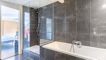 Bathtub, hair dryer