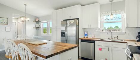 冷蔵庫、電子レンジ、オーブン、コンロ