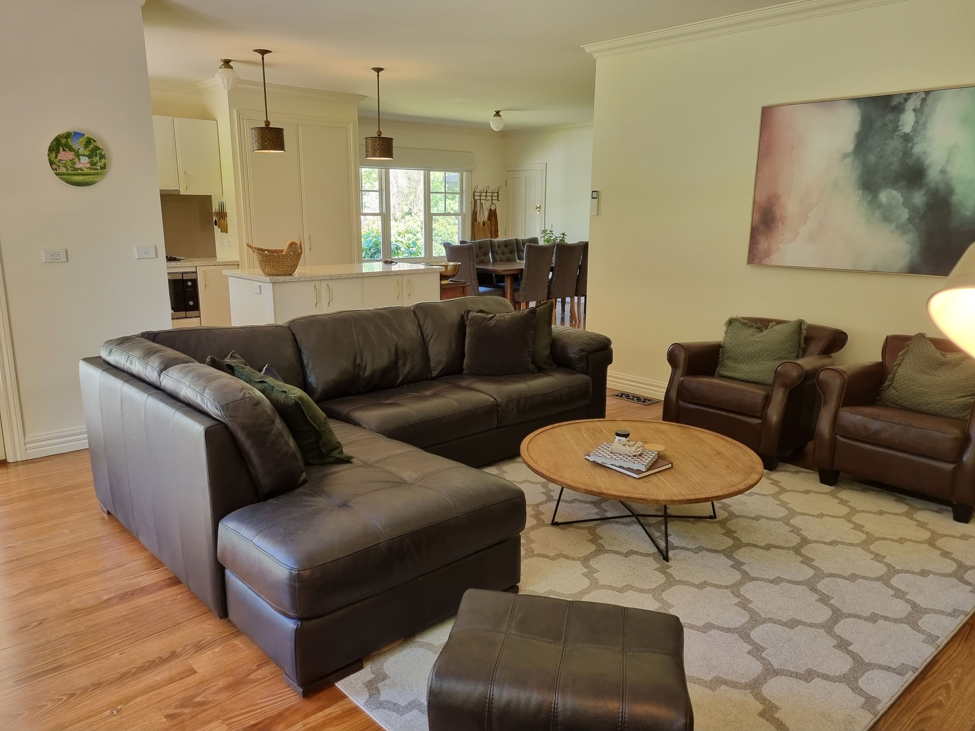 Noonan House. 5 Minute Walk To The Centre Of Town.<br>spacious Home On Half Acre. - Macedon