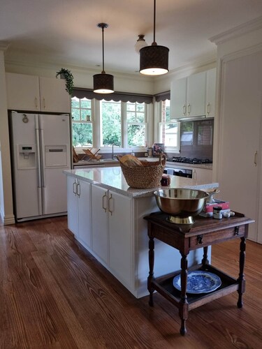 Noonan House. 5 minute walk to the centre of town.<br>Spacious home on half acre.